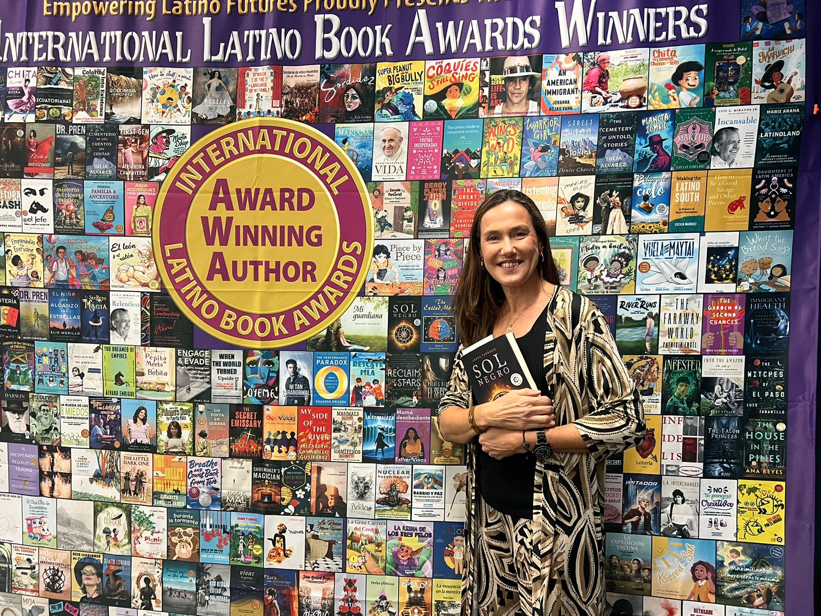 La novela Sol Negro de Laura Tarragó triunfa en los International Latino Book y recibe reconocimiento en los premios Caligrama